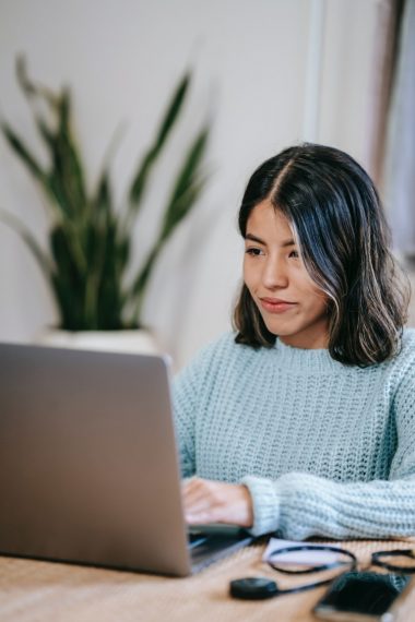 Frau am Laptop, Computer